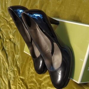 Patent black pumps (wide width)